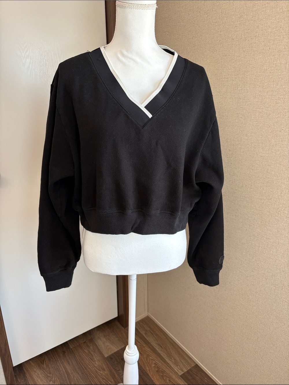 PINK Victoria's Secret Black White Varsity V-Neck Cropped Sweatshirt Large Boxy